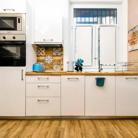 Apartman 2bdr Heart Of Ac Fully Equipped